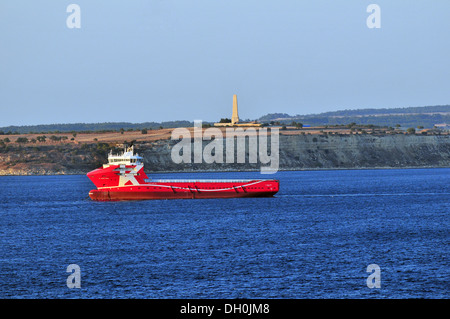 Offshore-Versorgungsschiff Kl Brofjord vor Anker in den Dardanellen aus der Gallipoli Halbinsel, Türkei an einem Nachmittag im September Stockfoto