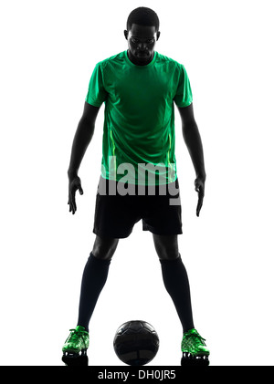 eine afrikanische Mann Fußball Spieler grüne Trikot stehend in der Silhouette auf weißem Hintergrund Stockfoto