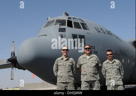 Senior Master Sgt. Steven Buchwald ist von seinem Schwiegersohn Senior Airman Hans Hock auf sein Recht und sein Sohn, Senior Airman flankiert. Stockfoto