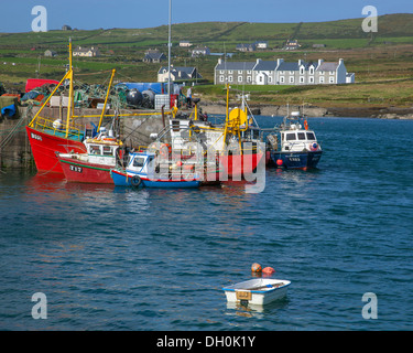 County Kerry, Irland: Angelboote/Fischerboote in Portmagee Kanal mit Valentia Island in der Ferne Stockfoto