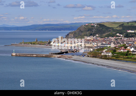 Aberystwyth Stadt und Hafen an einem sonnigen Nachmittag im September mit Snowdonia jenseits von Süden gesehen. Stockfoto