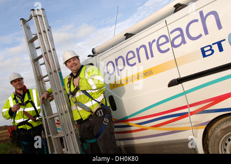 Openreach Field Engineers installieren und warten die physischen Netzwerkverkabelung aus der Vermittlungsstelle in der Endbenutzer-Räumlichkeiten Stockfoto