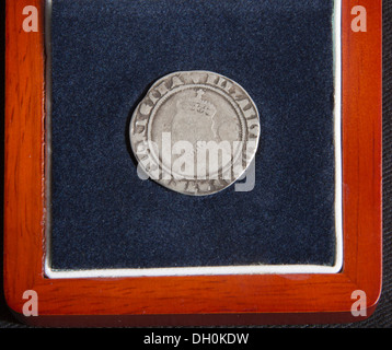 Alten silbernen Sixpence sechs 6 Pence Münze aus dem Jahre 1573 Kopf Königin Elisabeth 1. in einer Geschenkbox geliefert. 136011 6 pence Stockfoto