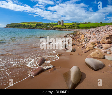 County Kerry, Irland: Küste von Dingle Bay mit Minard Castle in der Ferne auf der Dingle-Halbinsel Stockfoto