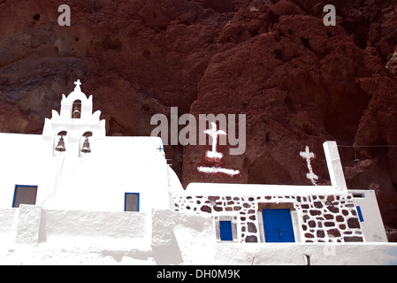 Eine Kirche im Red Beach in der Nähe von Akrotiri in Santorin, Griechenland am 7. Juli 2013. Stockfoto