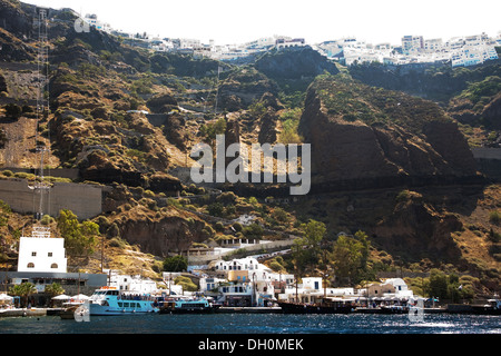 Skala-Pier, der alte Hafen von Santorini, gesehen aus dem Wasser Segeln Süd in Santorini, Griechenland am 5. Juli 2013. Stockfoto