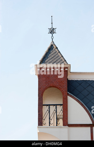 Dach-Ecke obere Nische mit dekorativen Ornamenten und blauen Kacheln in Bodegraven, Niederlande am 6. September 2010 Stockfoto