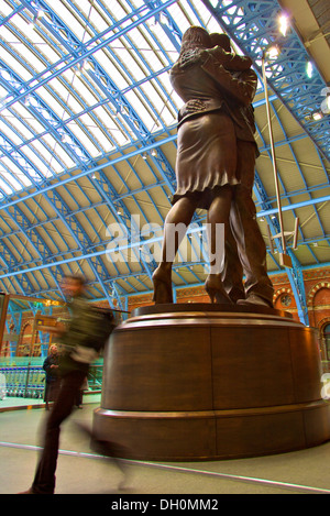 Der Treffpunkt Bronzestatue, St Pancras Bahnhof, London, England Stockfoto