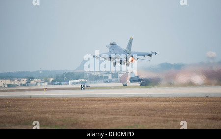 Ein Geschenk zum 80. Kämpfer-Geschwader f-16 Fighting Falcon zieht während Max Thunder 13-2 auf Kunsan Air Base, Republik Korea, Okt. 28, Stockfoto