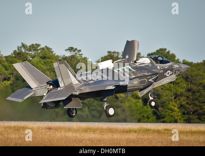 Den F-35 b joint Strike Fighter abhebt vom Laufsteg während der ersten kurzen Start- und vertikale Landung Mission Eglin Air Stockfoto