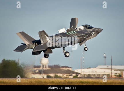Den F-35 b joint Strike Fighter abhebt vom Laufsteg während der ersten kurzen Start- und vertikale Landung Mission bei Eglin Air F Stockfoto