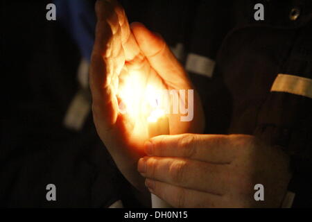 Dublin, Irland. 28. Oktober 2013. Eine Person hält eine Kerze in der Hand. Menschen begingen den Jahrestag des Todes von Savita Halappanavar mit einem Candle-Light-Mahnwache in Dublin. Savita starb vor einem Jahr in Galway, nachdem ihr eine Abtreibung bei einem Fehlschlag verweigert wurde. Die Vigil war Teil von mehreren in Irland. Bildnachweis: Michael Debets/Alamy Live-Nachrichten Stockfoto