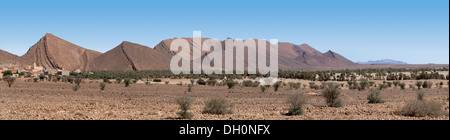 Lange Panorama-Aufnahme der Bergketten im Anti-Atlas zwischen Tata und Guelmim, Süden von Marokko, Nordafrika Stockfoto