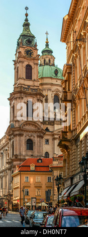 Ein vertikales Panorama über die Prager Straße und St. Nicolas Kirche Stockfoto