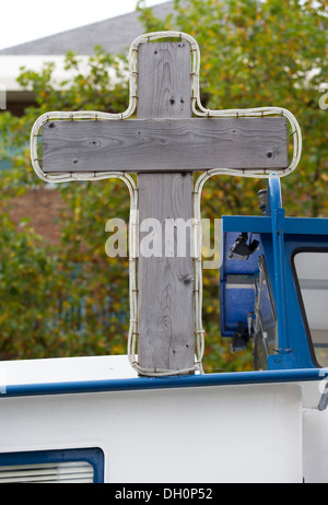 26.10.2013 Kreuz auf St. Peter Kahn, Londons schwimmende Kirche. Canary Wharf, Docklands, London, England, Vereinigtes Königreich Stockfoto