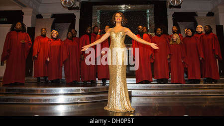 "London Fabrik Gospelchor" begrüßt He Wachsfigur von Sängerin Whitney Houston bei Madame Tussauds London Stockfoto