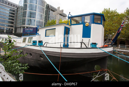 26.10.2013-St.-Peter Barge, Londons schwimmende Kirche. Canary Wharf, Docklands, London, England, Vereinigtes Königreich Stockfoto