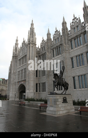 Robert the Bruce Statue außerhalb Marischal College in Aberdeen Schottland Oktober 2013 Stockfoto