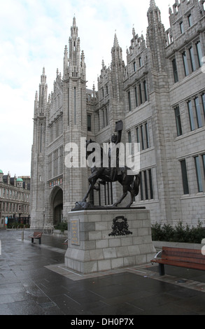 Robert the Bruce Statue außerhalb Marischal College in Aberdeen Schottland Oktober 2013 Stockfoto