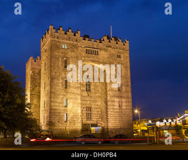 County Clare, Irland Bunratty Castle, Nachtansicht. Bunratty Folk Park Stockfoto