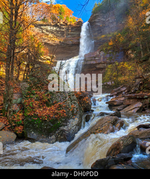 Kaaterskills fällt im Herbst nach starken Regenfällen in den Catskills Mountains von New York. HDR-Panorama-Bild. Stockfoto