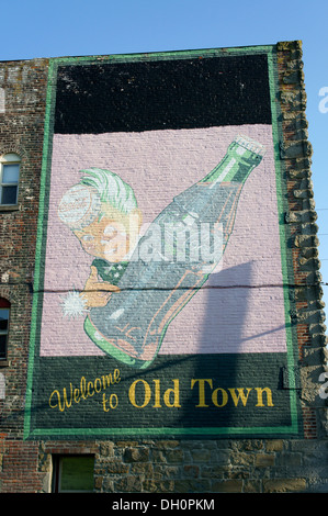 Coca-Cola Schild gemalt an der Seite eines Gebäudes am Eingang zur Altstadt in die Stadt Bellingham, Washington, USA Stockfoto