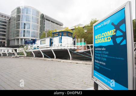 26.10.2013-St.-Peter Barge, Londons schwimmende Kirche. Canary Wharf, Docklands, London, England, Vereinigtes Königreich Stockfoto