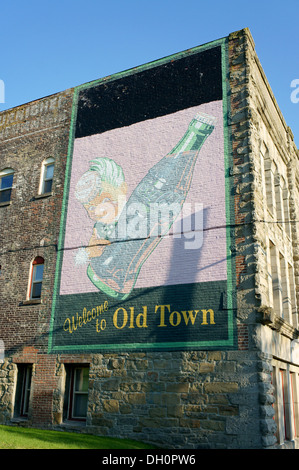 Vintage Coca Cola Schild an der Seite eines Gebäudes am Eingang zur Altstadt in der Stadt von Bellingham, Washington, USA, lackiert Stockfoto