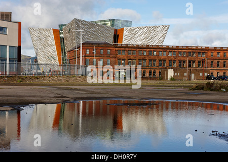 Titanic Belfast-Besucherzentrum und alte Harland und Wolff-Hauptquartier titanic Viertel Belfast Nordirland Stockfoto