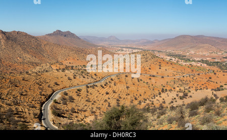 Aufnahmen auf einer Straße Reise durch den Anti-Atlas-Gebirge in der Stadt von Taroudant, Süden von Marokko, Nordafrika Stockfoto