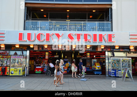 "Lucky Strike" Spielhallen, Grand Parade, Skegness, Lincolnshire, England, Vereinigtes Königreich Stockfoto