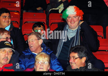 Rochale, UK. 28. Oktober 2013. Irland-Fans während der Rugby League World Cup Gruppe A Spiel zwischen Fidschi und Irland vom Spotland Stadium. Bildnachweis: Aktion Plus Sport/Alamy Live-Nachrichten Stockfoto