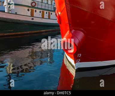 Seattle, Washington: Rote Schleife des Feuerschiffs Swiftsure und reflektierenden Schlepper Arthur Foss am Lake Union, Nordwesten Seehafen Stockfoto