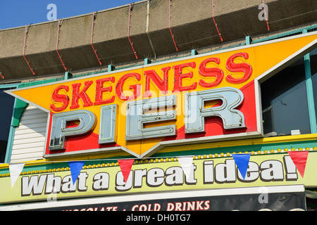 Skegness Pier Neon Schild an Strandpromenade, Skegness, Lincolnshire, England, Vereinigtes Königreich Stockfoto