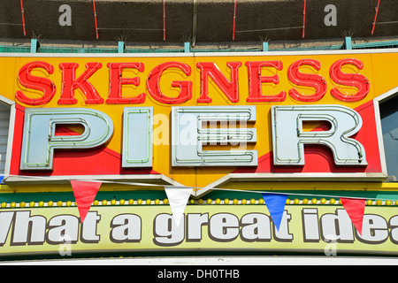 Skegness Pier Neon Schild an Strandpromenade, Skegness, Lincolnshire, England, Vereinigtes Königreich Stockfoto