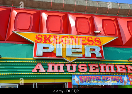 Skegness Pier Neon Schild an Strandpromenade, Skegness, Lincolnshire, England, Vereinigtes Königreich Stockfoto