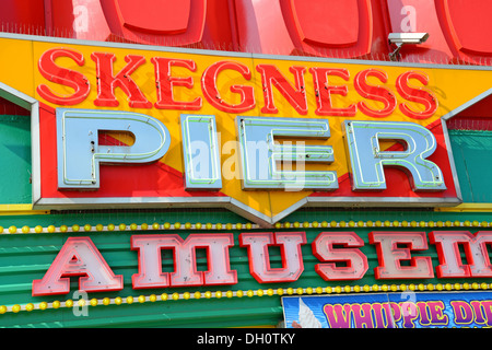 Skegness Pier Neon Schild an Strandpromenade, Skegness, Lincolnshire, England, Vereinigtes Königreich Stockfoto