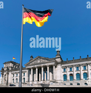 Deutsche Flagge, Reichstag, Berlin, Hauptstadt von Deutschland, Europa Stockfoto