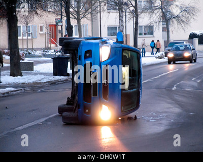 Auto nach einem Unfall auf einer eisglatten Straße, Glatteis Stockfoto
