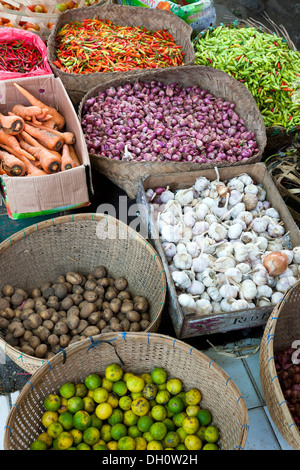 Knoblauch und andere Gewürze auf dem Markt in Amlapura, ehemals Karangasem, Bali, Bali, Indonesien, Südostasien, Ostasien Stockfoto