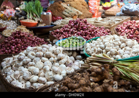 Knoblauch und andere Gewürze auf dem Markt in Amlapura, ehemals Karangasem, Bali, Bali, Indonesien, Südostasien, Ostasien Stockfoto