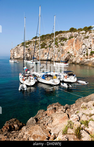 Yachten ankern in Bucht von Cales Coves, South Menorca, Insel Menorca, Balearen, Spanien, Süd-Europa Stockfoto