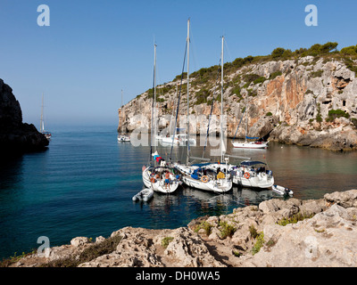 Yachten ankern in Bucht von Cales Coves, South Menorca, Insel Menorca, Balearen, Spanien, Süd-Europa Stockfoto