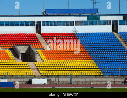 Leere Sitzreihen im Fußballstadion Stockfoto