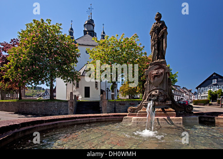 St.-Petri Brunnen mit St. Heribert Kirche, Hallenberg, Hochsauerlandkreis district, North Rhine-Westphalia, PublicGround Stockfoto