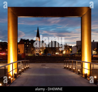 Eingang zur Kulturinsel, die kulturelle Insel im Phoenix See mit Blick auf die Hoerde Bezirk in der Abenddämmerung, Dortmund Stockfoto