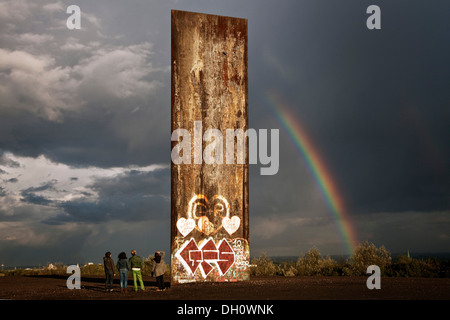 Vier Personen stehen neben dem Stahlblech auf Schurenbachhalde, ein ehemaliger verderben Tipp mit einem Regenbogen, Essen Stockfoto