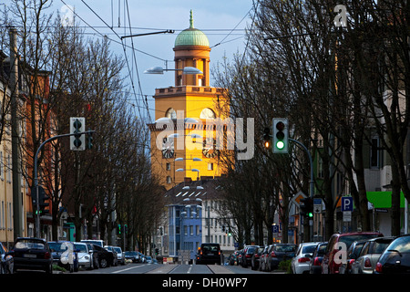 Rathausturm in dem Abendlicht mit Hauptstrasse, der Hauptstraße von Witten, Ennepe-Ruhr Kreis, Nordrhein-Westfalen Stockfoto