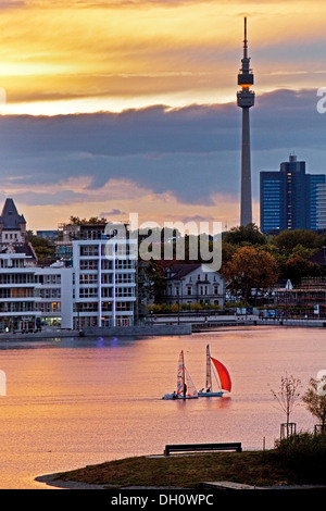 Zwei Segelboote am Phoenix-See-See mit Hoerder Burg Schloss und Florian Turm bei Sonnenuntergang, Dortmund, Ruhrgebiet Stockfoto