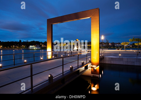 Beleuchteten Promenade mit dem Thomas Smelting Ofen auf Kulturinsel, die kulturelle Insel im Phoenix-See-See in der Abenddämmerung, Dortmund Stockfoto